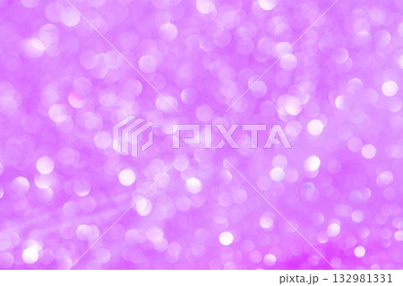 パープルカラー系の大小ランダムなキラキラ背景素材 132981331