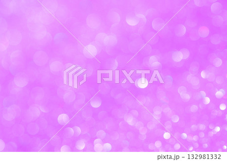 パープルカラー系の大小ランダムなキラキラ背景素材 132981332