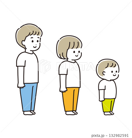 直立している7歳と4歳と2歳ぐらいの子供のセット 132982591