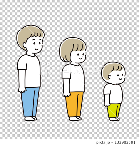 直立している7歳と4歳と2歳ぐらいの子供のセット 132982591