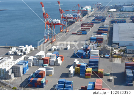 四日市港ポートビルから見下ろしたコンテナターミナル 132983350