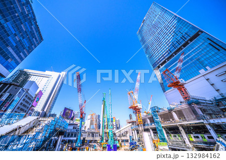 日本の東京都市景観11月7日。クローラークレーンなどの巨大重機がズラリ…。円柱形の構造物が…＝渋谷 132984162