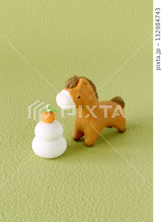 馬と鏡餅の年賀状・縦3・文字なし 132984743