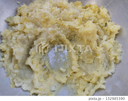Close-up of mashed boiled potatoes with visible texture, traditional Indian style preparation used in snacks like samosa, kachori, or chokha, without garnishing or extra ingredients Close-up of mashed boiled potatoes with visible texture, traditional Indian style preparation used in snacks like samosa, kachori, or chokha, without garnishing or extra ingredients 132985390