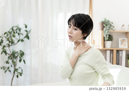 肩凝りが辛い若い女性 肩凝りが辛い若い女性 132985919
