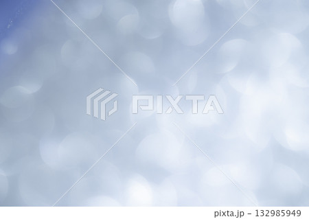 アイスグレーの大小キラキラ背景素材 アイスグレーの大小キラキラ背景素材 132985949