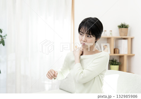 肩凝りが辛い若い女性 肩凝りが辛い若い女性 132985986