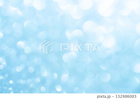 ライトブルーカラー系の大小玉ボケキラキラ背景素材 132986083