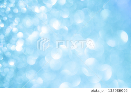 ライトブルーカラー系の大小玉ボケキラキラ背景素材 132986093