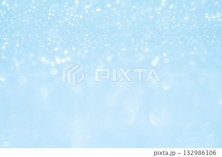ライトブルーカラー系の大小玉ボケキラキラ背景素材 ライトブルーカラー系の大小玉ボケキラキラ背景素材 132986106