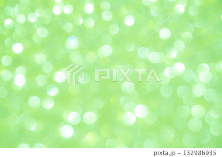ライトグリーンカラー系の大小玉ボケキラキラ背景素材 132986935