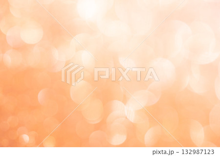 ライトオレンジカラー系の大小玉ボケキラキラ背景素材 132987123