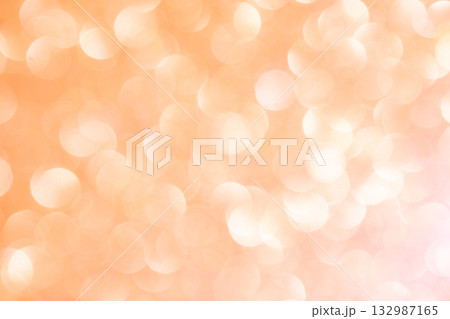 ライトオレンジカラー系の大小玉ボケキラキラ背景素材 132987165