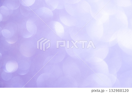ライトパープルカラー系の大小玉ボケキラキラ背景素材 132988120
