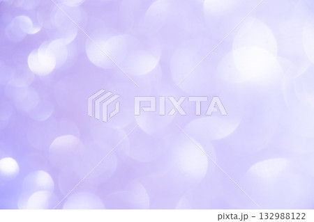 ライトパープルカラー系の大小玉ボケキラキラ背景素材 132988122
