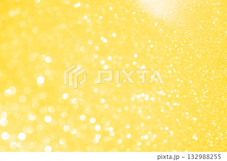ライトイエローカラー系の大小玉ボケキラキラ背景素材 ライトイエローカラー系の大小玉ボケキラキラ背景素材 132988255