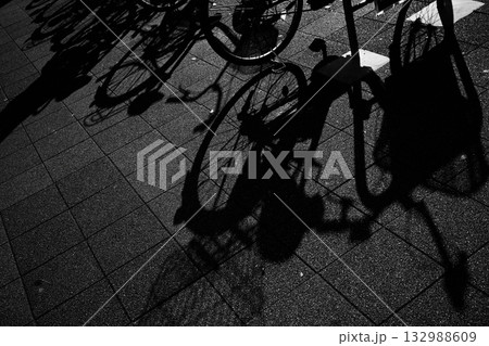 自転車の影 132988609