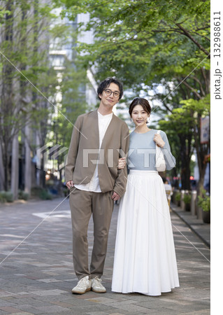 笑顔の30代の男女　カメラ目線 132988611