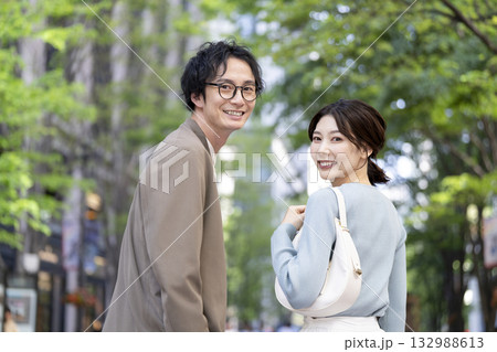 カメラ目線で笑顔の30代の男女 132988613