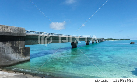 沖縄県宮古島の池間大橋と海 132988689