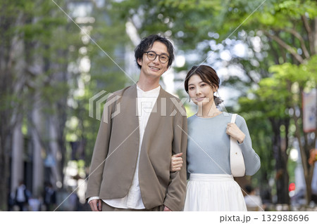 カメラ目線で微笑む30代の男女 132988696
