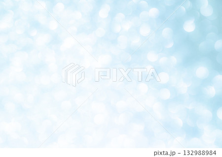 アイスブルーカラーの大小キラキラ背景素材 132988984