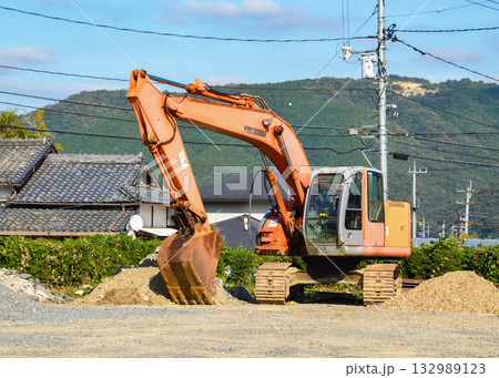 工事現場のショベルカー 工事現場のショベルカー 132989123