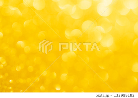 イエローカラーの大小キラキラ背景素材 132989192