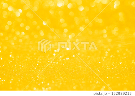 イエローカラーの大小キラキラ背景素材 イエローカラーの大小キラキラ背景素材 132989213