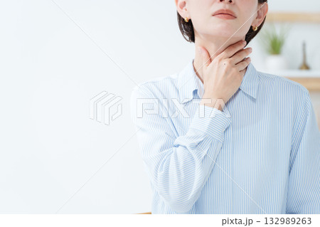 喉が痛い女性 132989263
