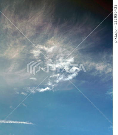 青空に浮かぶ白い雲 何かに見えるんだよねなんだろう 青空に浮かぶ白い雲 何かに見えるんだよねなんだろう 132989435