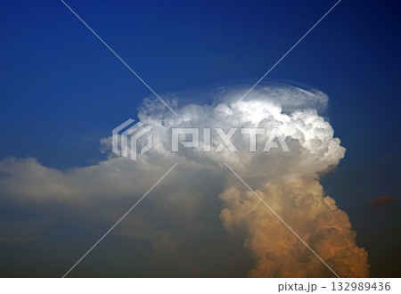 青空に浮かぶ白い雲 何かに見えるんだよねなんだろう 青空に浮かぶ白い雲 何かに見えるんだよねなんだろう 132989436