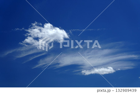青空に浮かぶ白い雲　何かに見えるんだよねなんだろう 132989439