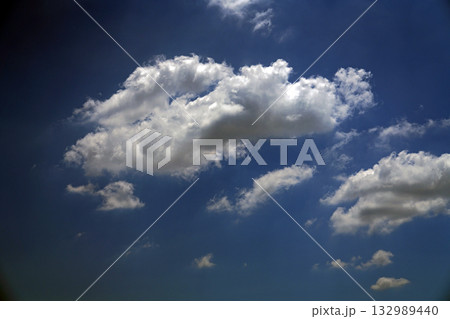 青空に浮かぶ白い雲 何かに見えるんだよねなんだろう 青空に浮かぶ白い雲 何かに見えるんだよねなんだろう 132989440