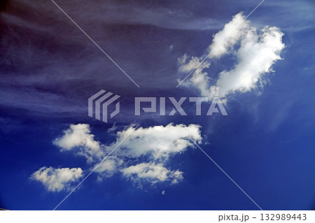 青空に浮かぶ白い雲　何かに見えるんだよねなんだろう 132989443