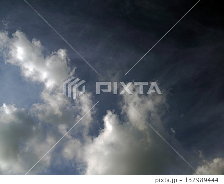 青空に浮かぶ白い雲　何かに見えるんだよねなんだろう 132989444