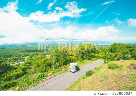 絶景の青空と走るカート 132990024
