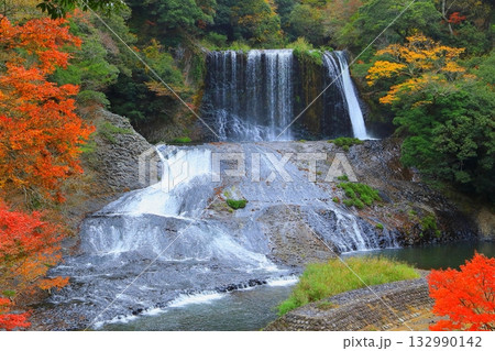 秋の龍門の滝(大分県九重町) 秋の龍門の滝(大分県九重町) 132990142
