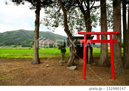 夏の遠野 釜石線と小さな神社   132990147