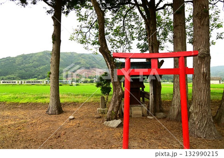 夏の遠野 釜石線と小さな神社   132990215
