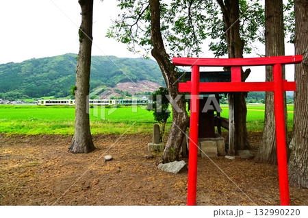 夏の遠野 釜石線と小さな神社 夏の遠野 釜石線と小さな神社 132990220