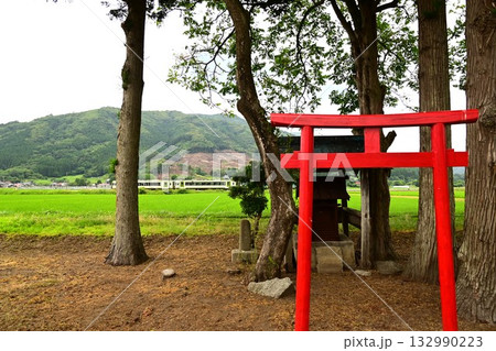 夏の遠野 釜石線と小さな神社 夏の遠野 釜石線と小さな神社 132990223