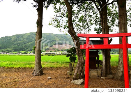 夏の遠野 釜石線と小さな神社   132990224