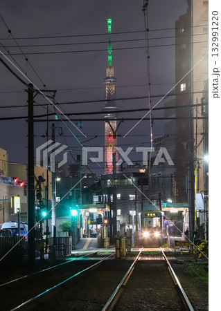 ライトアップしたスカイツリーと都電荒川線 ライトアップしたスカイツリーと都電荒川線 132991220