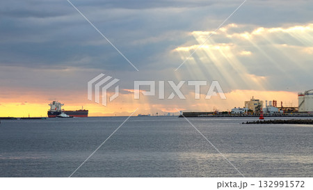 旅立ちを待つ貨物船と夕焼け空 132991572