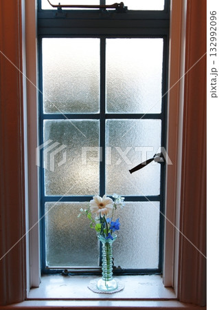窓に飾られた花 132992096