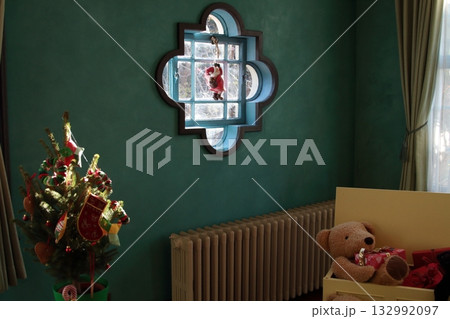 クリスマスリースと赤いリボン クリスマスリースと赤いリボン 132992097