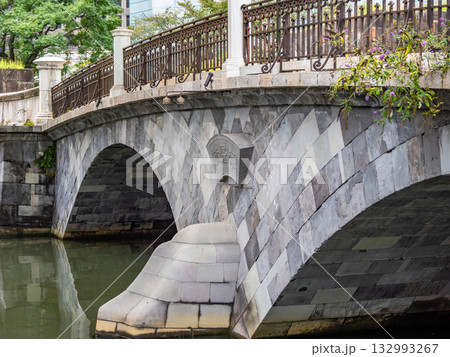 東京都内で現存する最古の石橋【常磐橋】の橋銘板 東京都内で現存する最古の石橋【常磐橋】の橋銘板 132993267