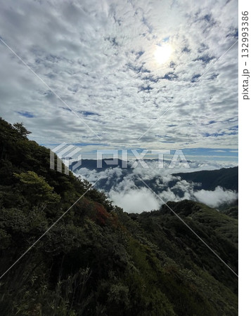 山の上から朝日と雲海 山の上から朝日と雲海 132993386
