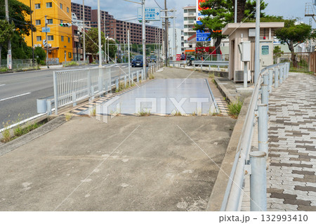 兵庫県神戸市 国道2号線の一ノ谷車両重量計測所 兵庫県神戸市 国道2号線の一ノ谷車両重量計測所 132993410